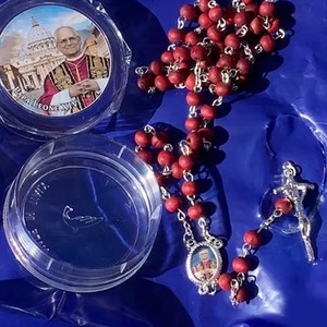 Rosario Souvenir di <span class=keywords><strong>Papa</strong></span> Francesco in Custodia di Plastica Trasparente, Set <span class=keywords><strong>Regalo</strong></span> Religioso Cattolico con Crocifisso e Perline Rosse <span class=keywords><strong>per</strong></span> Negozi Religiosi - Product Image 3