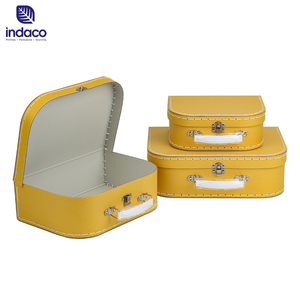Caja de Cartón con Asa para Regalo de Navidad para Niños, Diseño de Maleta, Impresa, Suministro de Fábrica, Color Amarillo - Product Image 5