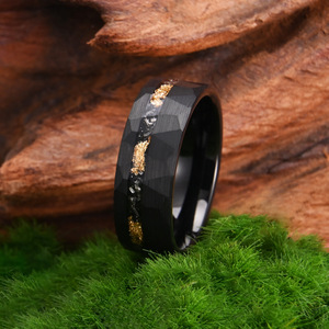 Nuovo Anello alla Moda in Carburo di Tungsteno con Detriti di Foglia d'Oro, Anello Nuziale e di Fidanzamento da 8mm con Finitura Martellata Nera per Coppie - Product Image 4