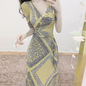 Elegante Vestido Ajustado con Cuello en V y Cintura Cruzada en Color Concha, Estampado Amarillo Limón, Vestido de Cóctel de Chifón - Product Image 1