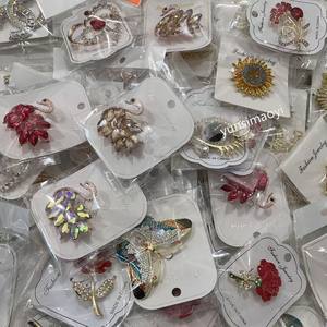 Venta al por mayor de broches policromáticos personalizados para mujer, broche de libélula bonito con diamantes de imitación de cristal, broche de Animal Vintage europeo - Product Image 5