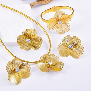Set di Gioielli Placcati in Oro 18K con Fiori, Perle e Zirconi, Collana, Orecchini, Bracciali e Anelli in Acciaio Inossidabile - Product Image 2