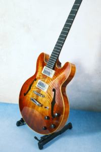 Guitare électrique Yunzhi Luthier artisanale 335 Hollow Body Archtop, table en épicéa massif, dos en érable, touche en ébène, finition brillante, personnalisée - Product Image 4