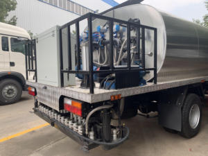 Camion distributeur d'asphalte compact 6CBM avec réservoir en acier au carbone et pompe de pulvérisation pour le traitement routier au bitume émulsifié - Product Image 4
