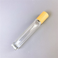 Flacon en verre épais de 10 ml avec bouchon en bambou et rouleau en acier métallique pour huiles essentielles