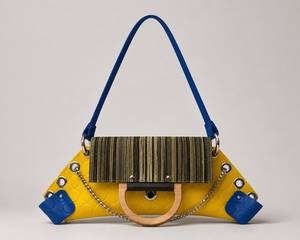 Mini Borsa Gialla Fatta a Mano con Tracolla Blu e Dettaglio Catena, Chiusura a Patta alla Moda, Stile Crossbody per Tutte le Stagioni - Product Image 1