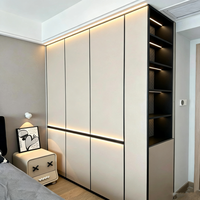Armoire de rangement moderne de luxe en bois massif sur mesure avec grands tiroirs et présentoir à vêtements pour chambre à coucher