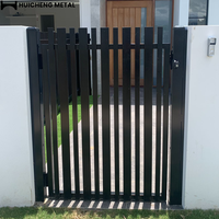 Op maat gemaakte aluminium verticale omheining modern design gelaste lamellen zwart gepoedercoat Australië veiligheidsomheining zwembad metalen hekwerk