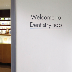 Văn Phòng Xe Quy Định Wayfinding Nhựa Sân Đường Ray Hệ Thống Phản Chiếu Môi Trường Bên Treo Hướng Dấu Hiệu Cho Xe - Product Image 6