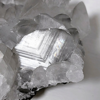 Échantillon de minéral brut, coquille de calcite avec fluorite, échantillon de minéral fluorescent aux UV pour la décoration