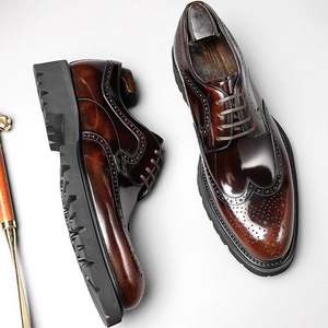 Chaussures habillées classiques pour hommes en cuir brun poli à la main, élégantes, associées à une chaîne en métal noir audacieuse pour hommes - Product Image 5