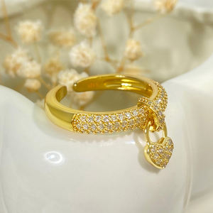 Bague tendance pour femme, en laiton plaqué or 18 carats, avec micro-pavés de zirconias et breloques cœur - Product Image 3