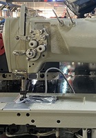 Machine à coudre industrielle automatique à double aiguille à point noué, à lit plat, robuste, avec moteur et engrenage, pour jeans et pantalons