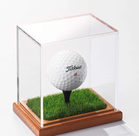 Support de cube de support de souvenirs en acrylique transparent avec vitrine de balle de golf à base en bois avec base en gazon