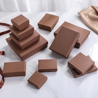 Boîtes à bijoux personnalisées en gros avec logo, texture marron, pour bagues et boucles d'oreilles, boîte en papier couleur café