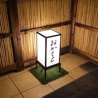 Japanischer Freistehender LED-Leuchtkasten im quadratischen Acryl-Design mit Ständer für den Außenbereich, Garten und Hof – beleuchtete Beschilderung