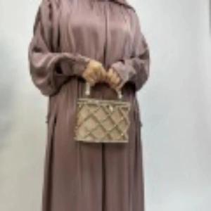 Abaya Maxi Modeste Personnalisée OEM ODM en Satin avec Cordon de Serrage pour Femmes Musulmanes, Style <span class=keywords><strong>Armani</strong></span>, Couverture Complète, Coupe Ample, Vêtement Islamique - Product Image 1