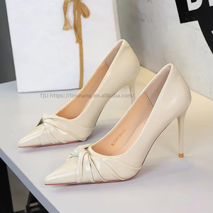 Escarpins noirs en cuir pour femmes à bout pointu et talons aiguilles avec détail nœud, idéaux pour le bureau et les soirées - Product Image 2