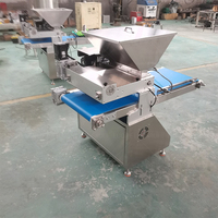 Automatische vulling en vormgeving van fudge, handmatige afzetmachine voor chocolade snoepjes en gummyberen.