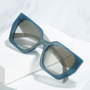 Nouvelles Lunettes de Soleil Femme 2022 Rétro Contraste de Couleurs, Monture Oversize Œil de Chat, Protection UV400, Forme Polygone Carrée - Product Image 3