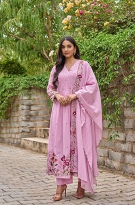 Ensemble salwar en soie Chanderi de bonne qualité avec Kurti brodé de sequins, bas en soie pure et dupatta richement brodée, à vendre - Product Image 2