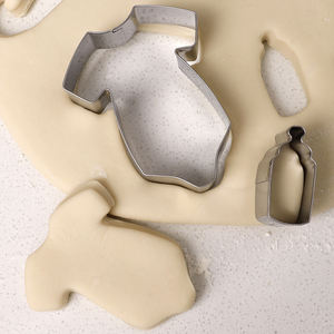 Ensemble de 2 <span class=keywords><strong>emporte</strong></span>-pièces en acier inoxydable en forme de <span class=keywords><strong>biberon</strong></span> et de body pour bébé, idéal pour les fêtes prénatales, anniversaires, loisirs créatifs et fournitures de pâtisserie - Product Image 1