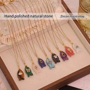 Collier pendentif délicat en forme de poisson en pierre naturelle et zircon, chaîne à maillons en acier inoxydable plaqué or, mignon et tendance pour femme, usage quotidien - Product Image 2