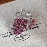 Bijoux en argent 925 gracieux plaqué rhodium broche d'arc en pyrope naturel pour le mariage des femmes et l'idée de cadeau d'anniversaire de fête
