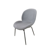 Chaise de salle à manger ergonomique moderne grise en forme de coquille, avec structure métallique et assise rembourrée, pour hôtels, restaurants, villas, cafés et bistrôts.