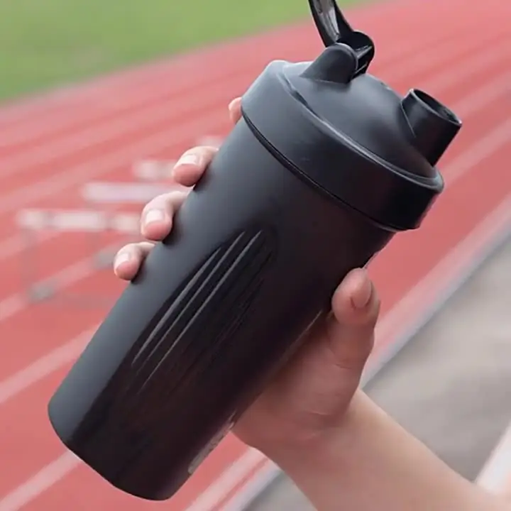 Custom Logo Gym bebas kebugaran plastik spesial personalisasi bubuk Protein cangkir portabel dengan tutup dan goyang bola botol air