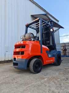 Chariot élévateur à fourche GPL Toyota d'occasion de 4,5 tonnes avec une hauteur de levage de 4 mètres - Product Image 2