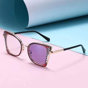 Lunettes de soleil à changement de couleur tendance pour femmes, protection UV400, monture en métal TR, verres PC, style transfrontalier - Product Image 4