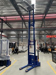 WELIFTRICH Chariot élévateur à mât triplex électrique de type walkie 1.5 tonnes 1500kg et 4.5 mètres avec levage gratuit complet - Product Image 3