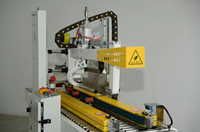 Machine de fermeture et d'étanchéité automatique de boîtes en carton, petite, électrique, avec tête de ruban adhésif de 50 mm pour les applications de boissons et de produits chimiques