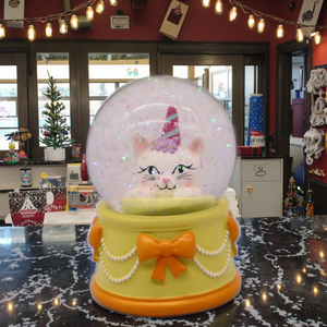 Boule à neige en résine personnalisée pour décoration de maison, paresseux et chat, ornements d'animaux, moule, nœud papillon, thème souvenir - Product Image 1