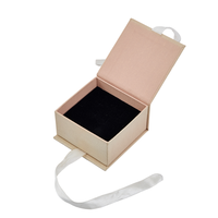 Emballage en carton rigide haut de gamme personnalisé avec ruban, tiroir coulissant, gaufrage et revêtement en tissu, finition mate, pour vente en gros