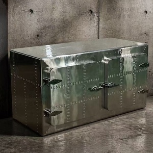 Buffet de <span class=keywords><strong>style</strong></span> <span class=keywords><strong>industriel</strong></span> en aluminium avec rivets, grande capacité de rangement, <span class=keywords><strong>meuble</strong></span> vintage en métal vieilli, bar à cigares, qualité hôtelière - Product Image 1