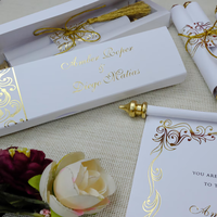 Invitation de mariage de luxe en forme de parchemin avec dorure à chaud, papeterie de mariage personnalisée de style médiéval, invitation élégante en forme de parchemin de conte de fées