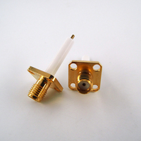 Antena con 4 Orificios, Conector Coaxial RF SMA Hembra de 12.7mm con Brida Cuadrada, Aislante Extendido de 20mm y Pin de 3mm