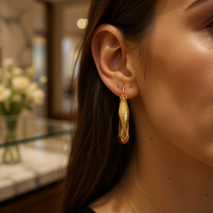 Orecchini a Cerchio Intrecciati Placcati in Oro Giallo, Design Geometrico Minimalista Unisex per Uso Quotidiano - Product Image 2