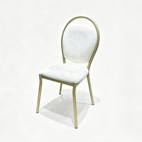 Chaise d'événement empilable en métal doré avec poignée intégrée dans le dossier et coussin blanc pour hôtels et salles de banquet