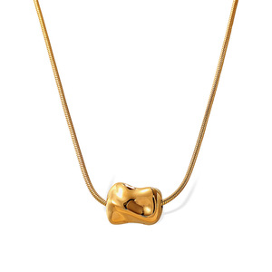 Collier pendentif en acier inoxydable plaqué or 18 carats, design minimaliste en tube torsadé irrégulier, bijoux tendance - Product Image 4