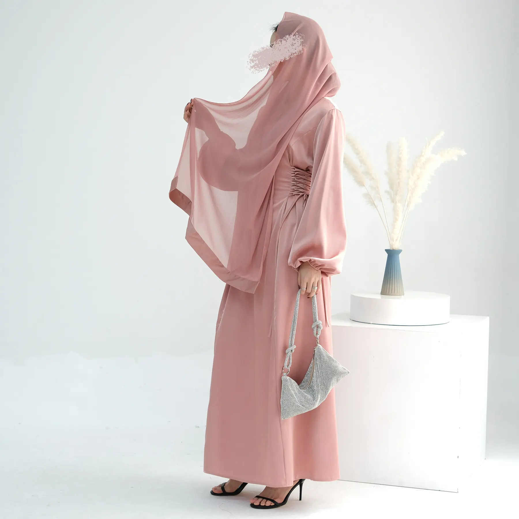 Roupa modesta islâmica Dubai Abaya de luxo para mulheres muçulmanas, vestido hijab de seda para meninas, design de cinto liso, ideal para mulheres, atacado, 2024