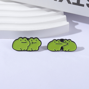 เข็มกลัดรูปกบจูบแก้มสุดน่ารัก เข็มกลัดเคลือบลายการ์ตูนตลกๆ รูปกบกอดกัน สำหรับติดกระเป๋าเป้ ปกเสื้อ ของขวัญเครื่องประดับสำหรับคนรักและเพื่อนๆ - Product Image 2