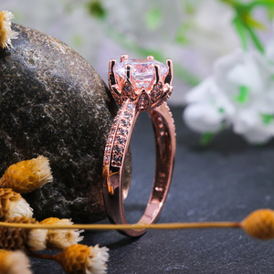 Anello da donna con sei punte in finto diamante, con pietre incastonate, per matrimonio, uso quotidiano, banchetti, gioiello regalo - Product Image 1