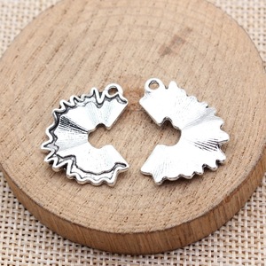 Abalorio de falda con volantes 26x19mm, de aleación de zinc en plata envejecida, con motivo de vestido festoneado y plisado, para joyería de danza flamenco - Product Image 2
