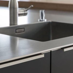 Piano di Lavoro Moderno in Acciaio Inox Kino con Lavello, Antigraffio, Spessore 50mm, Bordo Piatto, Garanzia 5 Anni per Uso in Appartamento - Product Image 1