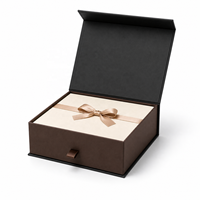 Boîte cadeau en carton magnétique de luxe avec logo personnalisé, carton ondulé rigide, revêtement UV, doublure en éponge, écologique, vêtements, sous-vêtements
