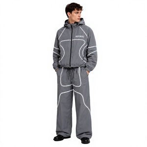 Conjunto deportivo de dos piezas de nailon transpirable, estilo vintage, con chaqueta y pantalones con cordón y cremallera para hombre. - Product Image 1