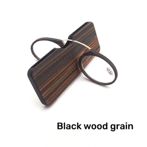 Lunettes de lecture artisanales à motif bois, design innovant en forme de pont, portables, format carte, sans branches - Product Image 3